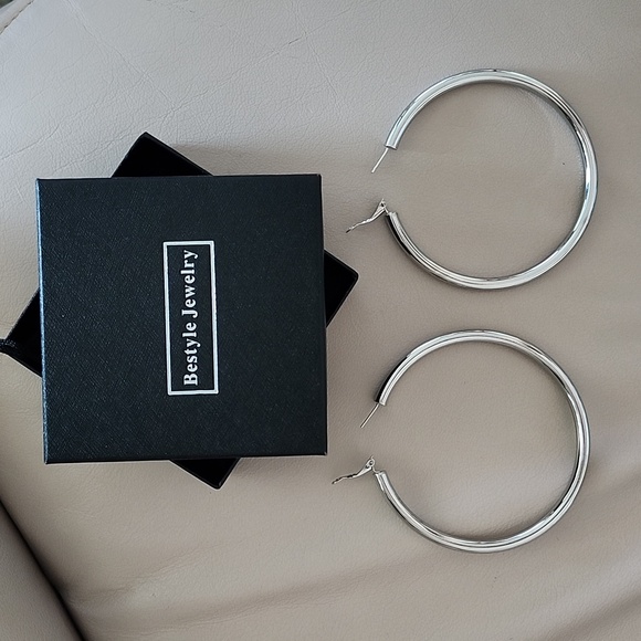 New Silver Tone Large Hoop earrings - Picture 1 of 4